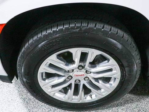 Used 2023 GMC Yukon SLT AWD/4WD image 11