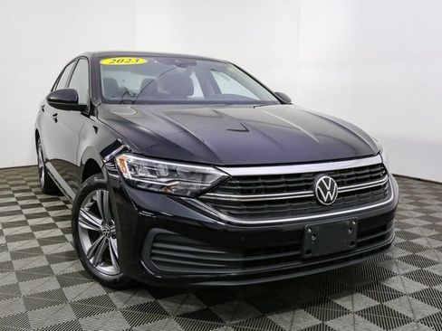 Used 2023 Volkswagen Jetta SE image 3