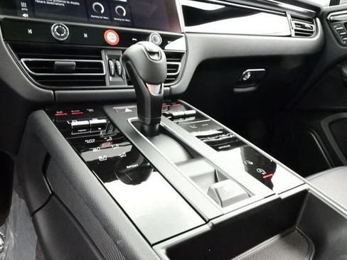 Certified 2025 Porsche Macan AWD/4WD image 11