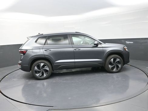 New 2026 Volkswagen Taos SE image 9
