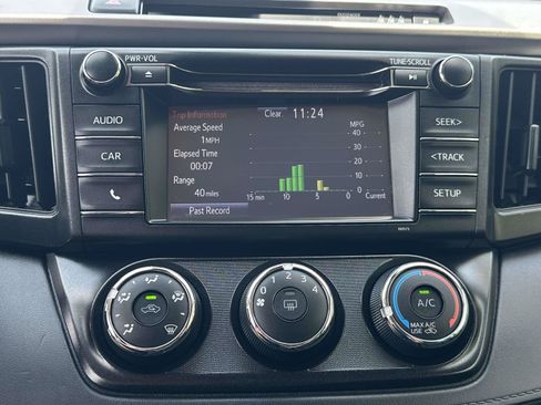 Used 2018 Toyota RAV4 LE AWD/4WD image 9
