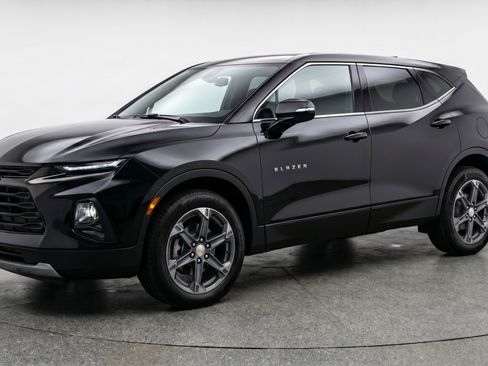 Used 2025 Chevrolet Blazer LT image 3