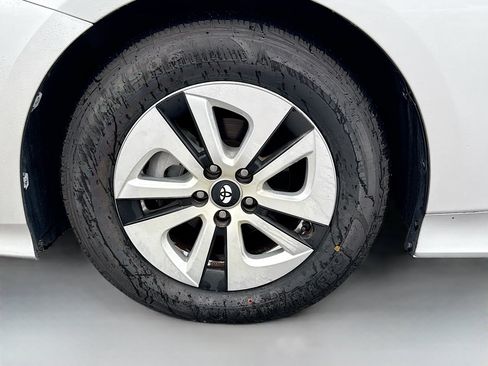 Used 2016 Toyota Prius Four FWD image 40