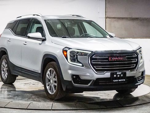 Used 2022 GMC Terrain SLT image 3