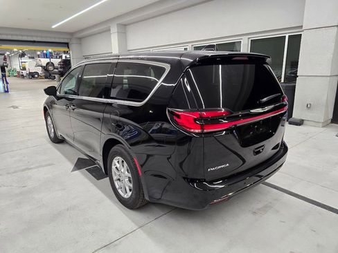 New 2026 Chrysler Pacifica Select image 4