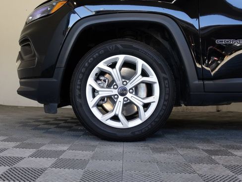 Used 2025 Jeep Compass Latitude AWD/4WD image 9
