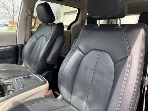 Used 2021 Chrysler Pacifica Touring-L image 30