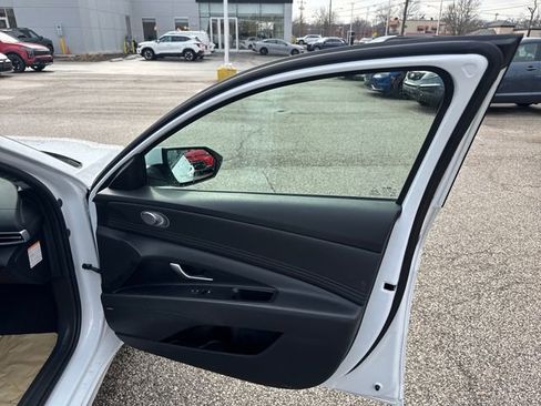 Used 2025 Hyundai Elantra Limited FWD image 11