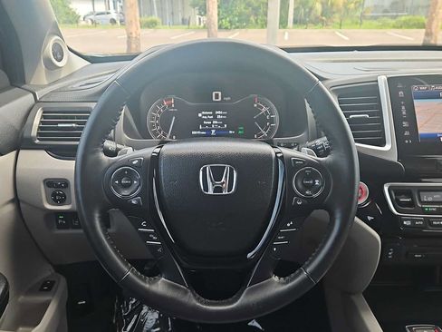 Certified 2018 Honda Pilot Touring image 11