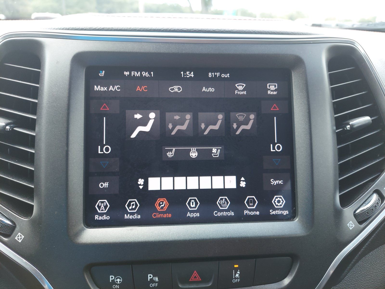Used 2019 Jeep Cherokee Trailhawk AWD/4WD image 15