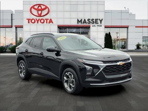 Used 2025 Chevrolet Trax LT FWD image 1