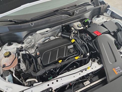 Used 2025 Chevrolet Trax LT w/ LT Convenience Package image 34