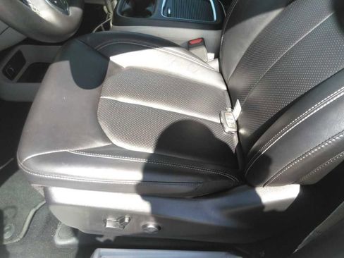 Certified 2024 Chrysler Pacifica Touring-L FWD image 13