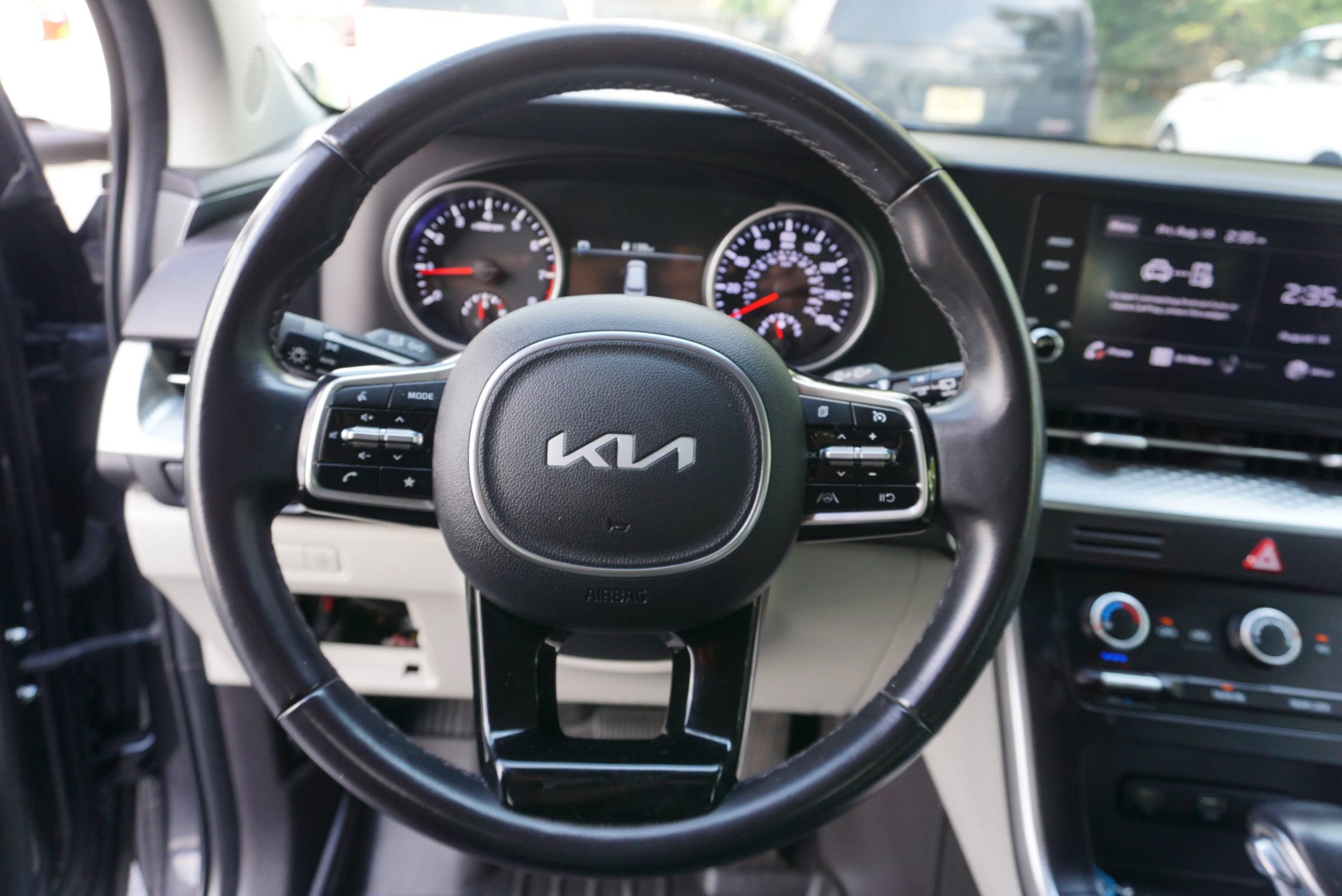 Used 2022 Kia Carnival LX FWD image 34
