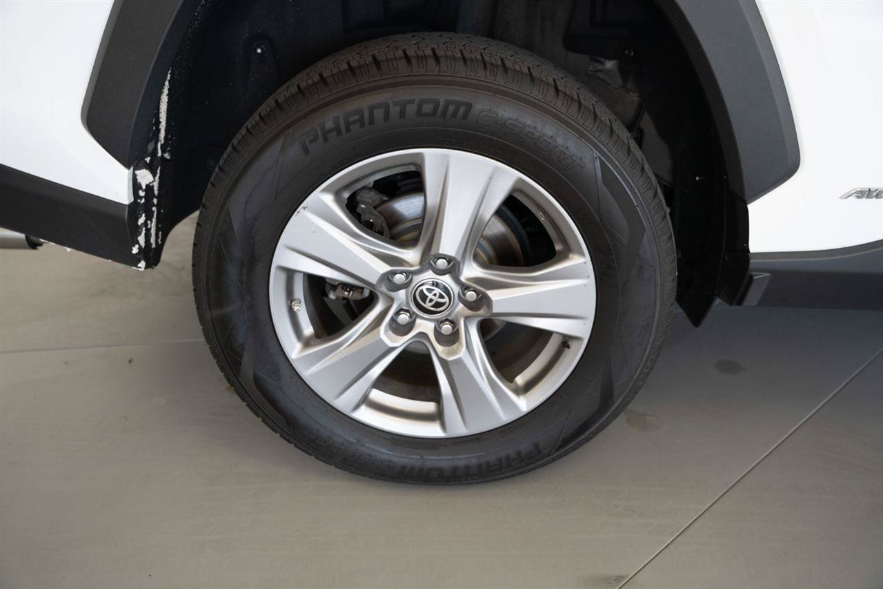 Used 2022 Toyota RAV4 LE AWD/4WD image 9