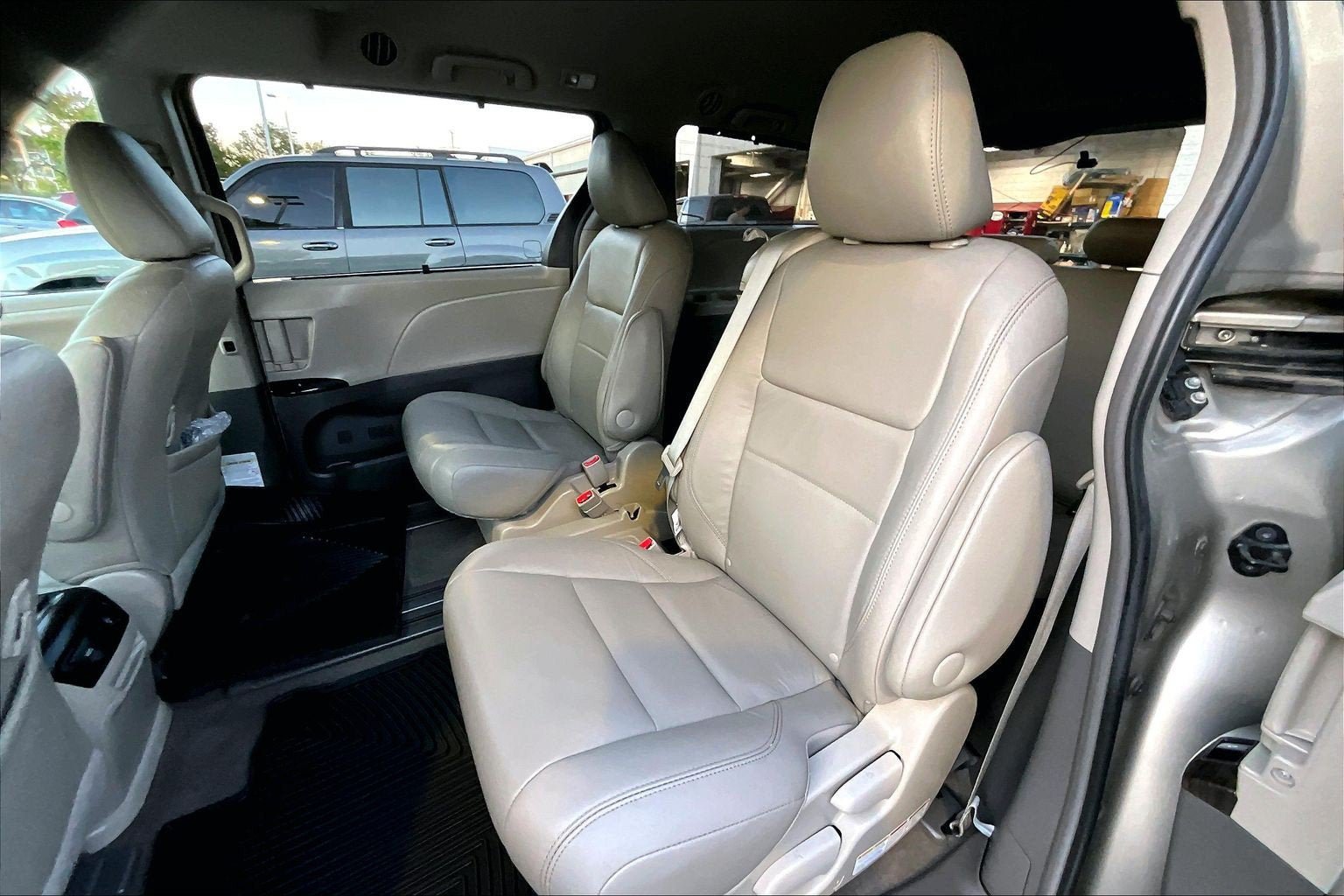 Used 2016 Toyota Sienna XLE Premium FWD image 25