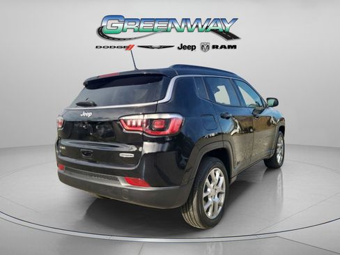 Used 2023 Jeep Compass Latitude image 3