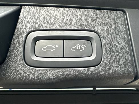 Certified 2025 Volvo XC60 T8 Plus w/ Protection Package Premier AWD/4WD image 43
