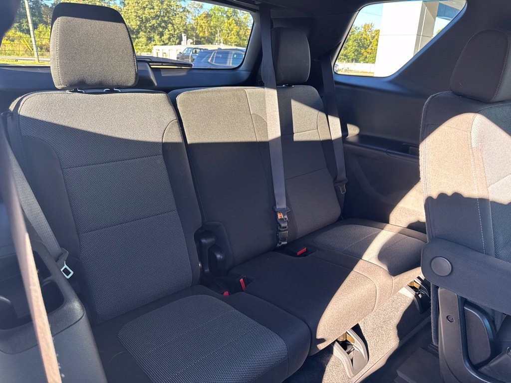 Used 2023 Chevrolet Traverse LT FWD image 12