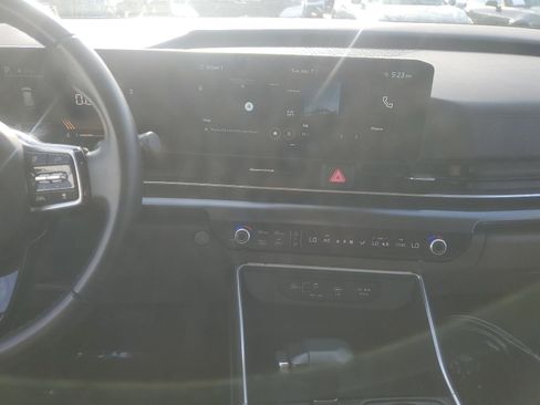 Used 2025 Kia Carnival FWD image 10