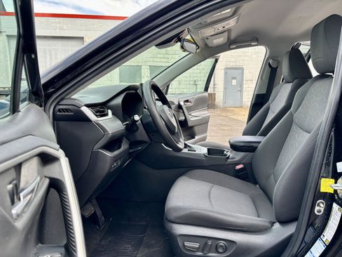 Used 2021 Toyota RAV4 XLE AWD/4WD image 2