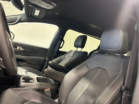 New 2025 Chrysler Pacifica Select image 27