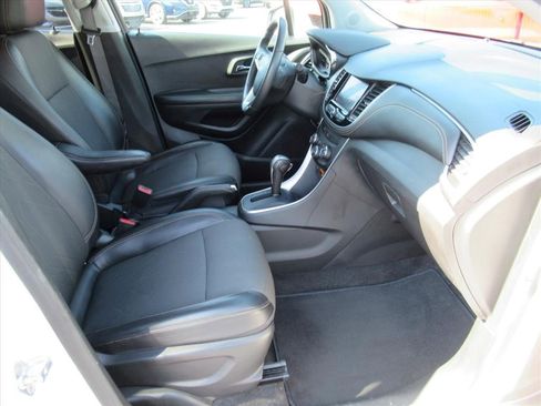 Certified 2022 Chevrolet Trax LT w/ LT Convenience Package image 12