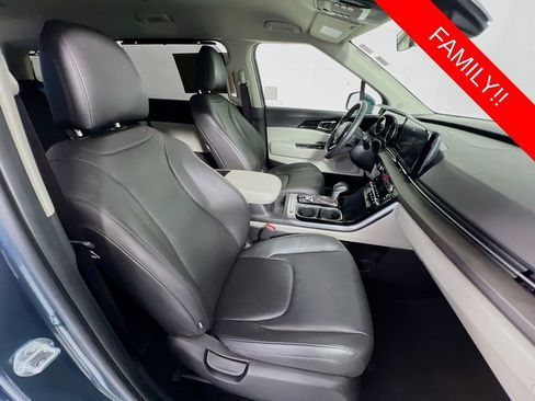 Used 2024 Kia Carnival EX FWD image 30