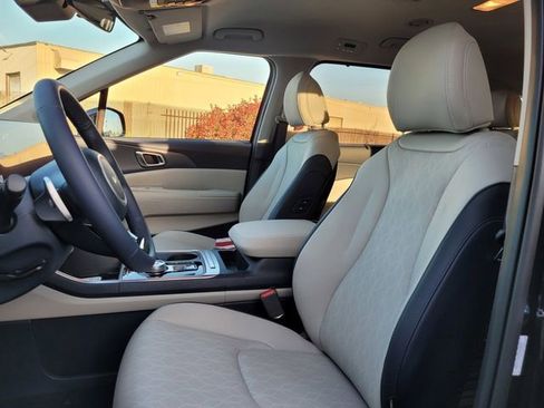 New 2026 Kia Carnival EX image 9