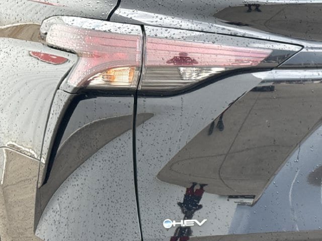 Used 2025 Toyota Sienna XLE FWD image 6