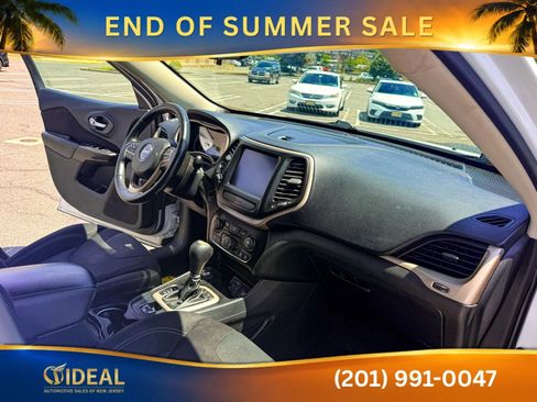 Used 2016 Jeep Cherokee Latitude w/ Cold Weather Group AWD/4WD image 19