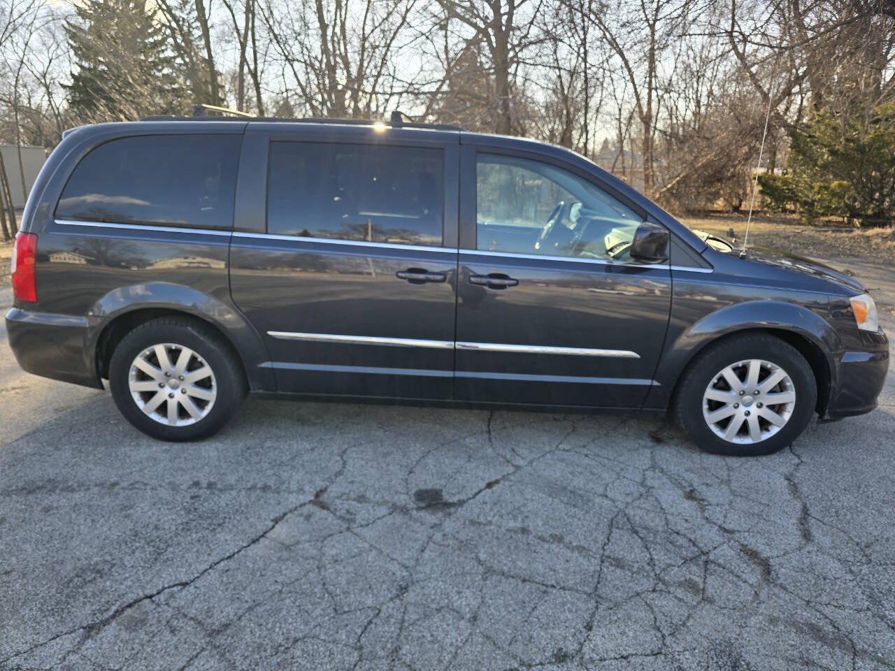 Used 2014 Chrysler Town & Country Touring FWD image 5