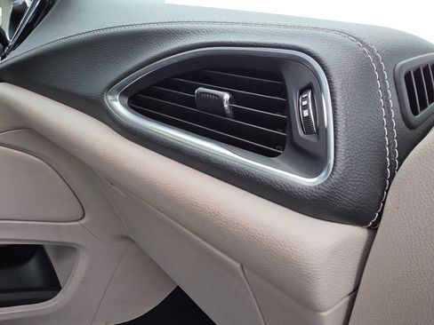 Used 2023 Chrysler Pacifica Limited FWD image 14