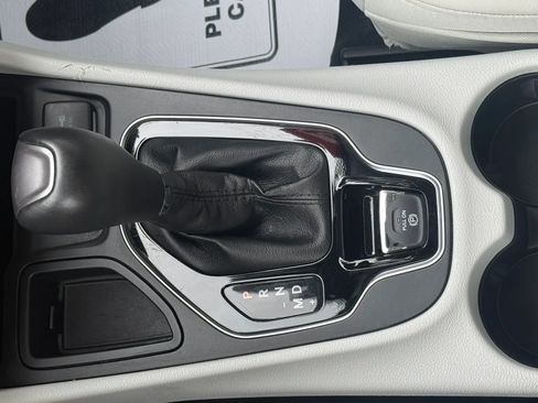 Used 2019 Jeep Cherokee Limited w/ Luxury Group FWD image 20