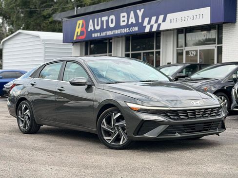 Used 2025 Hyundai Elantra Limited FWD image 2