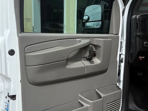 Used 2014 Chevrolet Express 2500 RWD image 12