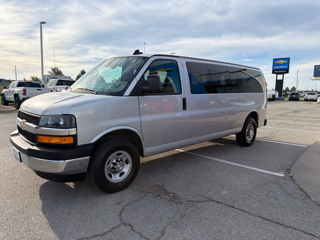 Used 2025 Chevrolet Express 3500 LT w/ LT Preferred Equipment Group RWD image 6