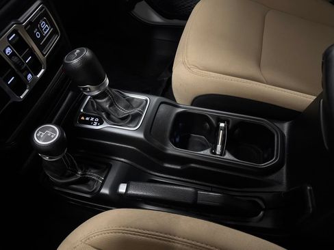 Used 2021 Jeep Wrangler Unlimited Sahara AWD/4WD image 10