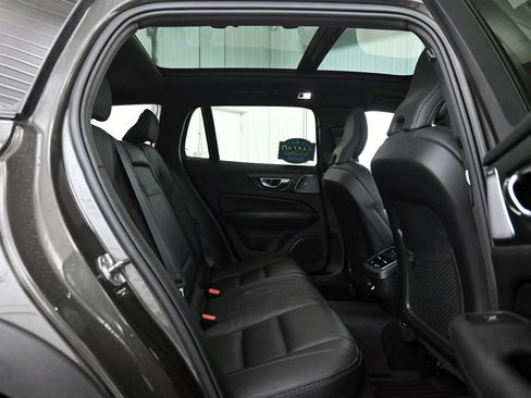 Used 2020 Volvo V60 T5 Cross Country image 28