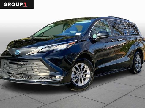 Used 2023 Toyota Sienna XLE image 1