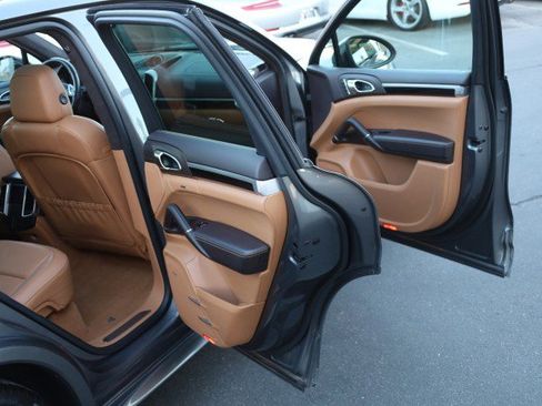 Used 2014 Porsche Cayenne GTS image 48
