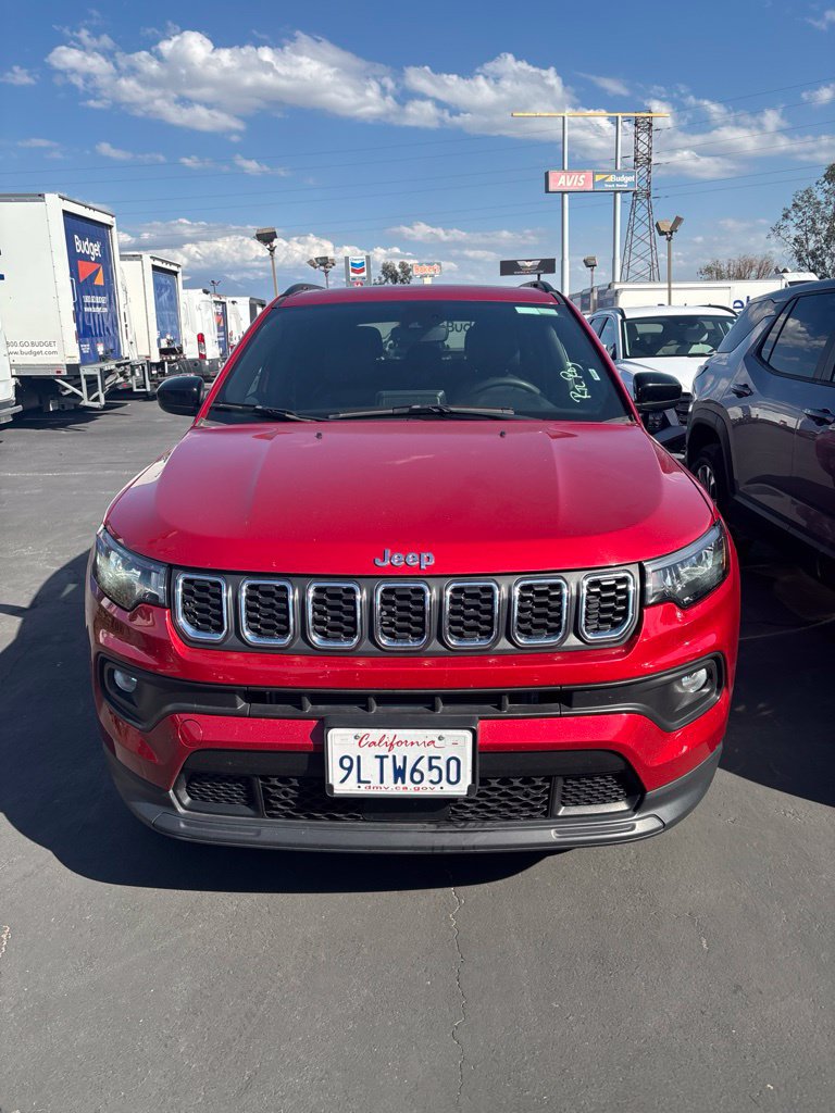 Used 2025 Jeep Compass Latitude w/ Sun & Sound Group AWD/4WD image 2