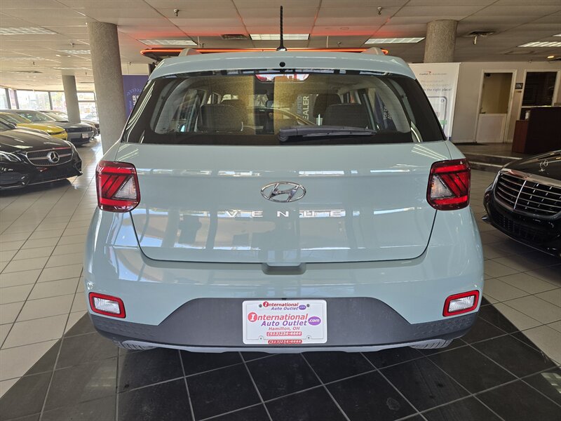 Used 2025 Hyundai Venue SEL FWD image 4