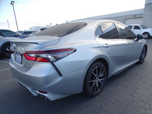 Used 2022 Toyota Camry SE w/ Convenience Package image 4