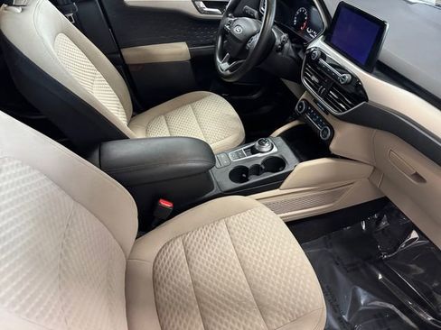 Used 2020 Ford Escape SE image 4