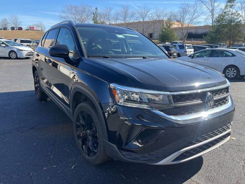 Used 2024 Volkswagen Taos SE image 3