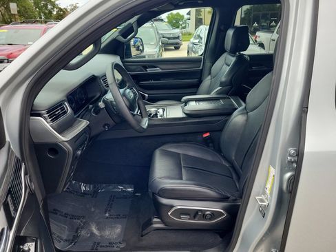 Used 2024 Jeep Wagoneer L Series II RWD image 20