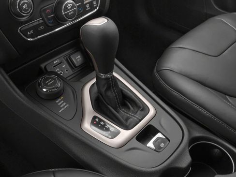 Used 2017 Jeep Cherokee Limited AWD/4WD image 8