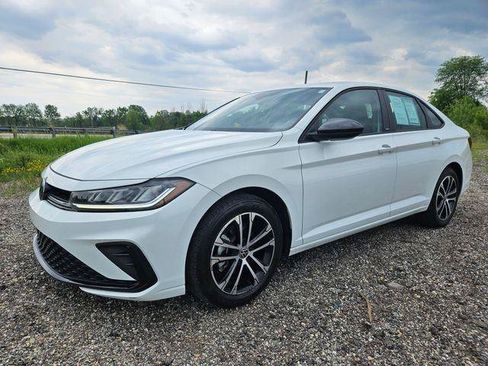 Used 2025 Volkswagen Jetta Sport FWD image 3