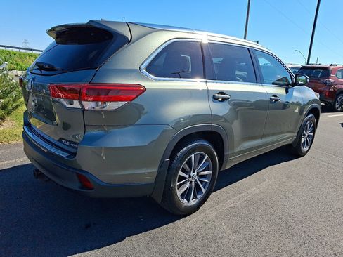 Used 2018 Toyota Highlander XLE w/ Carpet Mat Package (TMS) AWD/4WD image 7